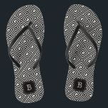Chinelos Monograma de Chave Grega Negra na moda Moderna<br><div class="desc">Concebido por gordura*fa*estanho. Fácil de personalizar com seu próprio texto,  foto ou imagem. Para pedidos personalizados,  entre em contato direto com o . Aplicam-se taxas personalizadas. www.zazzle.com/fat_fa_tin www.zazzle.com/color_therapy www.zazzle.com/fatfatin_blue_knot www.zazzle.com/fatfatin_red_knot www.zazzle.com/fatfatin_mini_me www.zazzle.com/fatfatin_design www.zazzle.com/fatfatin_ink</div>