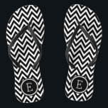 Chinelos Monograma de Chevron Preto e Branco<br><div class="desc">sandálias de flutuação de sacudir impressas personalizadas com um padrão quevron moderno na moda e um monograma personalizado ou outro texto em um quadro circular. Clique em Personalizar para alterar as fontes e cores do texto ou adicionar suas próprias imagens para criar uma única design!</div>