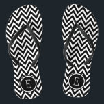 Chinelos Monograma de Chevron Preto e Branco<br><div class="desc">sandálias de flutuação de sacudir impressas personalizadas com um padrão quevron moderno na moda e um monograma personalizado ou outro texto em um quadro circular. Clique em Personalizar para alterar as fontes e cores do texto ou adicionar suas próprias imagens para criar uma única design!</div>