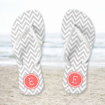 Chinelos Monograma de cinza e Coral Chevron<br><div class="desc">sandálias de flutuação de sacudir impressas personalizadas com um padrão quevron moderno na moda e um monograma personalizado ou outro texto em um quadro circular. Clique em Personalizar para alterar as fontes e cores do texto ou adicionar suas próprias imagens para criar uma única design!</div>