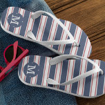 Chinelos Monograma de marinho e Greve de Verão Vermelha<br><div class="desc">Entre no estilo de verão bonito com nossos chinelos náuticos de stripe pré-disquete. Design apresenta extensas faixas azuis marinhos flanqueadas por bandas mais finas de vermelho escuro, com seu monograma inicial solteiro em azul marinho no calcanhar. Cor branca de fundo e tiras brancas completam a aparência para que você esteja...</div>