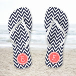 Chinelos Monograma do marinho e do Coral Chevron<br><div class="desc">sandálias de flutuação de sacudir impressas personalizadas com um padrão quevron moderno na moda e um monograma personalizado ou outro texto em um quadro circular. Clique em Personalizar para alterar as fontes e cores do texto ou adicionar suas próprias imagens para criar uma única design!</div>