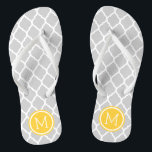 Chinelos Monograma do Quatrefoil Amarelo e cinza de Marroco<br><div class="desc">sandálias de flutuação de sacudir impressas personalizadas com um padrão quatrefoil marroquino na moda e seu monograma personalizado ou outro texto em um quadro circular. Clique em Personalizar para alterar as fontes e cores do texto ou adicionar suas próprias imagens para criar uma única design!</div>