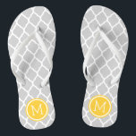 Chinelos Monograma do Quatrefoil Amarelo e cinza de Marroco<br><div class="desc">sandálias de flutuação de sacudir impressas personalizadas com um padrão quatrefoil marroquino na moda e seu monograma personalizado ou outro texto em um quadro circular. Clique em Personalizar para alterar as fontes e cores do texto ou adicionar suas próprias imagens para criar uma única design!</div>