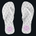 Chinelos Monograma do Quatrefoil de Cinza e roxo de Marroco<br><div class="desc">sandálias de flutuação de sacudir impressas personalizadas com um padrão quatrefoil marroquino na moda e seu monograma personalizado ou outro texto em um quadro circular. Clique em Personalizar para alterar as fontes e cores do texto ou adicionar suas próprias imagens para criar uma única design!</div>