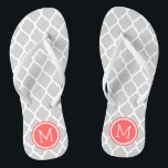 Chinelos Monograma do Quatrefoil de Coral e cinza<br><div class="desc">sandálias de flutuação de sacudir impressas personalizadas com um padrão quatrefoil marroquino na moda e seu monograma personalizado ou outro texto em um quadro circular. Clique em Personalizar para alterar as fontes e cores do texto ou adicionar suas próprias imagens para criar uma única design!</div>