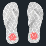 Chinelos Monograma do Quatrefoil de Coral e cinza<br><div class="desc">sandálias de flutuação de sacudir impressas personalizadas com um padrão quatrefoil marroquino na moda e seu monograma personalizado ou outro texto em um quadro circular. Clique em Personalizar para alterar as fontes e cores do texto ou adicionar suas próprias imagens para criar uma única design!</div>