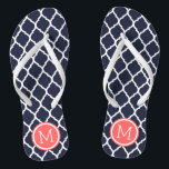 Chinelos Monograma do Quatrefoil de Coral e marinho<br><div class="desc">sandálias de flutuação de sacudir impressas personalizadas com um padrão quatrefoil marroquino na moda e seu monograma personalizado ou outro texto em um quadro circular. Clique em Personalizar para alterar as fontes e cores do texto ou adicionar suas próprias imagens para criar uma única design!</div>