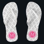 Chinelos Monograma do Quatrefoil de Marrocos, cor-de-rosa<br><div class="desc">sandálias de flutuação de sacudir impressas personalizadas com um padrão quatrefoil marroquino na moda e seu monograma personalizado ou outro texto em um quadro circular. Clique em Personalizar para alterar as fontes e cores do texto ou adicionar suas próprias imagens para criar uma única design!</div>