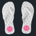 Chinelos Monograma do Quatrefoil de Marrocos, cor-de-rosa<br><div class="desc">sandálias de flutuação de sacudir impressas personalizadas com um padrão quatrefoil marroquino na moda e seu monograma personalizado ou outro texto em um quadro circular. Clique em Personalizar para alterar as fontes e cores do texto ou adicionar suas próprias imagens para criar uma única design!</div>