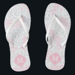 Chinelos Monogramas cor-de-rosa e Cinzas<br><div class="desc">Bonita e elegante cor damasco floral e monograma de quadros quatrefoil.</div>