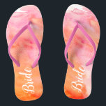 Chinelos Noiva de Pink e Laranja Aquarela<br><div class="desc">Este par de chinelos de casamento apresenta um fundo pintado em aquarela moderna rosa e laranja. A palavra "noiva" aparece em caligrafia branca à esquerda e à direita.</div>