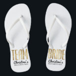 Chinelos Noiva Dourado da equipe do falso chique que<br><div class="desc">O falso elegante, chique, e moderno imprimiu o esboço do ouro, chinelos da lembrança da noiva da equipe. Este design clássico e sofisticado é perfeito para a dama de honra ou a madrinha de casamento elegante, na moda, e à moda. Vestir-los à festa de solteira ou a todo o evento...</div>