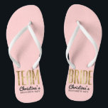 Chinelos Noiva Dourado da equipe do falso chique que<br><div class="desc">O falso elegante, chique, e moderno imprimiu o rosa de quartzo cor-de-rosa do esboço do ouro, chinelos da lembrança da noiva da equipe. Este design clássico e sofisticado é perfeito para a dama de honra ou a madrinha de casamento elegante, na moda, e à moda. Vestir-los à festa de solteira...</div>
