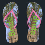 Chinelos Noiva Palm Trees Blue Sky<br><div class="desc">Palmeiras legal com céu azul Bonito ao fundo Chinelos Unisex com noiva escrita em um bom texto verde e Data do Casamento em texto preto. PERSONALIZAR com a DATA de casamento (ou eliminar texto). Sinta a brisa do oceano e os trópicos debaixo dos seus pés. Mostrado com Precinta Rosa Slim...</div>