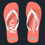 Chinelos Noiva, Sra. Coral<br><div class="desc">Coral brilhante com a Sra. e Sobrenome escrito em branco e data do casamento em azul-turquesa. Bonito destino de praia ou chinelos de lua de mel para a nova noiva. Designs originais por TamiraZDesign.</div>