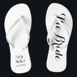 Chinelos Noivas de Casamento de Praia<br><div class="desc">Noiva personalizada e chinelos de casamento na praia em preto e branco. Personalize-o com seus nomes e data de casamento ou personalize-o ainda mais se você quiser mudar as cores ou ajustar o layout.</div>