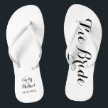 Chinelos Noivas de Casamento de Praia<br><div class="desc">Noiva personalizada e chinelos de casamento na praia em preto e branco. Personalize-o com seus nomes e data de casamento ou personalize-o ainda mais se você quiser mudar as cores ou ajustar o layout.</div>