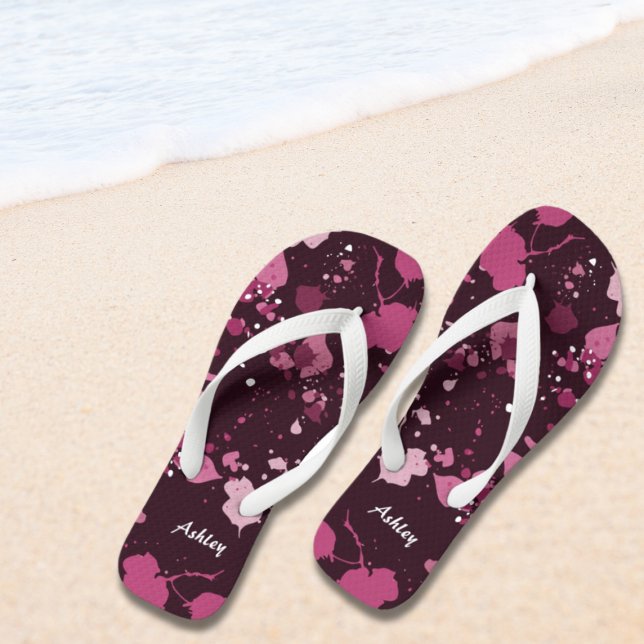 Chinelos Nome do Tabuleiro de Tinta Rosa Artístico (Artistic Pink Paint Splatter Name Flip Flops)