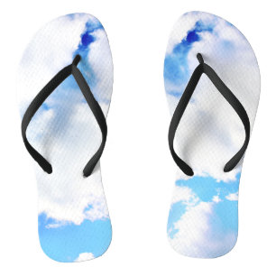 Chinelos Nuvens Brancas Fofas e Céu Azul