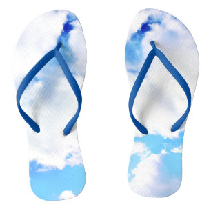 Chinelos Nuvens Brancas Puffy e Céu Azul