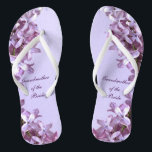 Chinelos O Lilac floral floresce a avó do casamento da<br><div class="desc">Os Lilacs são o tema dos estes avó floral elegante dos chinelos do casamento da noiva com as flores cor-de-rosa e malva do lilac em um fundo roxo.  O texto pode ser personalizado para sua ocasião especial.</div>