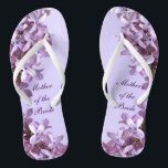 Chinelos O Lilac floral floresce a mãe do casamento da<br><div class="desc">Os Lilacs são o tema dos estes mãe floral elegante dos chinelos do casamento da noiva com as flores cor-de-rosa e malva do lilac em um fundo roxo.  O texto pode ser personalizado para sua ocasião especial.</div>