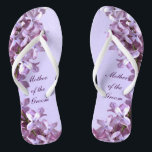 Chinelos O Lilac floral floresce a mãe do casamento do<br><div class="desc">Os Lilacs são o tema dos estes mãe floral elegante dos chinelos do casamento do noivo com as flores cor-de-rosa e malva do lilac em um fundo roxo.  O texto pode ser personalizado para sua ocasião especial.</div>