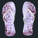 Chinelos O Lilac floral floresce a mãe do casamento do<br><div class="desc">Os Lilacs são o tema dos estes mãe floral elegante dos chinelos do casamento do noivo com as flores cor-de-rosa e malva do lilac em um fundo roxo.  O texto pode ser personalizado para sua ocasião especial.</div>