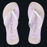 Chinelos Ouro no Casamento de Madrinha de casamento Roxo Li<br><div class="desc">Estas belas chinelos de casamento são uma maneira excelente de obrigado e reconhecer sua Madrinha de casamento enquanto salva os pés dela ao mesmo tempo. Possui um design elegante com colchetes de rendas de ouro em um fundo de cor lilás, lavanda ou púrpura pálido e a inscrição de scripts coloridos...</div>
