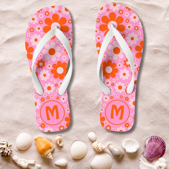 Chinelos Padrão de Margarida Vintage Retrô Monograma Laranj (Retro 70s vintage floral pattern pink and orange daisy custom groovy typography monogram flip flops)