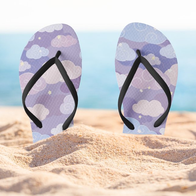 Chinelos Padrão de Nuvens e Estrelas de Pastel Whimsical (Whimsical Purple Sky & Clouds Pattern Flip-flops)