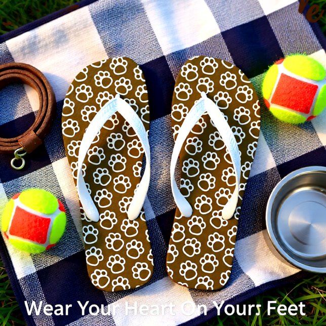 Chinelos Patas-Cachorro Elegantes castanho (Playful Brown Minimal Paw Print Pattern Flip Flops)