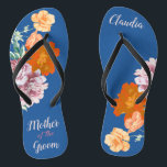 Chinelos Peony Floral Mãe do Casamento Azul do Groom<br><div class="desc">Este par desejável de chinelos apresenta um padrão estético retrorreflector de lindas flores de pedonia sobre o fundo azul, e uma tipografia alterável "Mãe do noivo". Estes chinelos personalizados e elegantes são um presente memorável para membros festas de casamento: noiva, damas de honra, mãe da noiva, madrinha de casamento... Eles...</div>