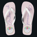 Chinelos Personalizados De Bridesmaid De Bolo<br><div class="desc">Chinelos apresentam uma ilustração original de um bolo de casamento,  com BRIDESMAID em uma fonte roxa divertida. Simplesmente personalize com as iniciais do casal e a data do casamento!</div>