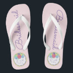 Chinelos Personalizados De Bridesmaid De Bolo<br><div class="desc">Chinelos apresentam uma ilustração original de um bolo de casamento,  com BRIDESMAID em uma fonte roxa divertida. Simplesmente personalize com as iniciais do casal e a data do casamento!</div>