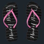 Chinelos PINK de Madrinha de casamento personalizado ou qua<br><div class="desc">Padrão de faixas brancas e pretas - Altere para qualquer cor clicando em personalizar. E diga o que quiser. Torne estes chinelos do tipo que têm sua mensagem neles. Seja a fala da praia! Personalizado com seu nome ou qualquer coisa e título ou seu texto aqui. Você pode mudar a...</div>