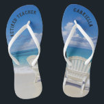 Chinelos Praia De Professora Reformada Com Cadeiras Em Arei<br><div class="desc">O presente perfeito para a professora aposentada!  Só a tempo de vestir chinelos para a praia todos os dias.  Há uma praia calma com o oceano e duas cadeiras na areia. Eles têm "professor aposentado" neles.  Na sacudir direita,  personalize com seu nome.</div>