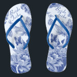 Chinelos Presente de Noiva de Casamento de Flores Azuis Ele<br><div class="desc">A design apresenta um encantador conjunto de flores de lótus e borboletas, reproduzida em um esquema de cores azul e branco que evoca a elegante beleza da chica da chinoiserie, lembrando o padrão clássico de salgueiro azul. Adicione seu texto para fazer facilmente seus próprios presentes bonitos e memoráveis para membros...</div>
