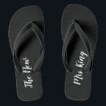 Chinelos preto e branco conhecidos feitos sob<br><div class="desc">Estes chinelos preto e branco são perfeitos para uma recepção de casamento ou uma lua de mel da praia na praia. O falhanço de sacudir é preto com roteiro branco que diz "a Sra. nova",  os chinelos pode ser personalizado com o nome da noiva.</div>
