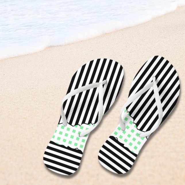 Chinelos Preto Geométrico, Branco, Listras Verdes em Camada (Geometric Black, White, Green Stripes Net Layered Flip Flops)