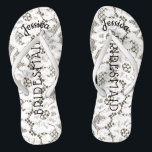 Chinelos Serapilheira branca floral do laço do casamento de<br><div class="desc">Laço floral personalizado, romântico, estilo rústico do vintage do falso das sandálias do falhanço de sacudir do casamento de praia, laço branco floral no fundo rústico do olhar de serapilheira. Nome da dama de honra na parte superior no estilo curvado, elegante, letras do roteiro. A dama de honra é imprimida...</div>