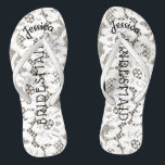 Chinelos Serapilheira branca floral do laço do casamento de<br><div class="desc">Laço floral personalizado, romântico, estilo rústico do vintage do falso das sandálias do falhanço de sacudir do casamento de praia, laço branco floral no fundo rústico do olhar de serapilheira. Nome da dama de honra na parte superior no estilo curvado, elegante, letras do roteiro. A dama de honra é imprimida...</div>