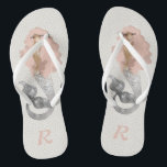 Chinelos Sereia com pelo e monograma cor-de-rosa<br><div class="desc">Chamando todas as sereias! Esta design feminina apresenta uma bela sereia, com cabelos longos e ondulados cor-de-rosa flutuando sobre um padrão de abstrato de cinza neutro correspondente. Personalize com seu monograma para um par incrível de chinelos personalizados. Estes fazem presentes excelentes de damas de honra para casamentos de praia ou...</div>