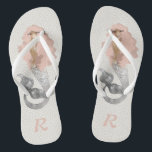 Chinelos Sereia com pelo e monograma cor-de-rosa<br><div class="desc">Chamando todas as sereias! Esta design feminina apresenta uma bela sereia, com cabelos longos e ondulados cor-de-rosa flutuando sobre um padrão de abstrato de cinza neutro correspondente. Personalize com seu monograma para um par incrível de chinelos personalizados. Estes fazem presentes excelentes de damas de honra para casamentos de praia ou...</div>