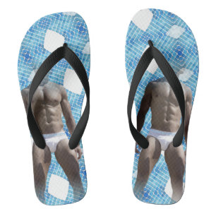 Chinelos SlipperyJoe homem musculoso abdômen definido mascu