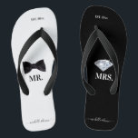 Chinelos Sr. & Sra. Wedding Black & White<br><div class="desc">Um elegante casamento preto e branco temia design perfeito para recém-casados ou para a festa noiva. As sandálias de sacudir são desenhadas em preto e branco com uma gravata de arco preto na moda para o "Sr." e um belo diamante espumante para a "Sra." A data estabelecida está no topo,...</div>