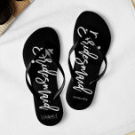 Chinelos Tipografia Contemporânea "Bridesmaid"<br><div class="desc">Flip-flops personalizado do partido Bridal apresentando um na moda e uma tipografia de script de tendência. Personalize com o monograma da noiva e noiva, a data do casamento e o nome da dama de honra para um design! Procurando uma cor personalizada? Sem problemas! Apenas envie seu pedido para o heartlockedstudio...</div>