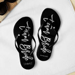 Chinelos Tipografia do Script "Team Bride"<br><div class="desc">Flip-flops personalizado do partido Bridal apresentando um na moda e uma tipografia de script de tendência. Personalize com o monograma da noiva e noiva, a data do casamento e o nome da dama de honra para um design! Procurando uma cor personalizada? Sem problemas! Apenas envie seu pedido para o heartlockedstudio...</div>