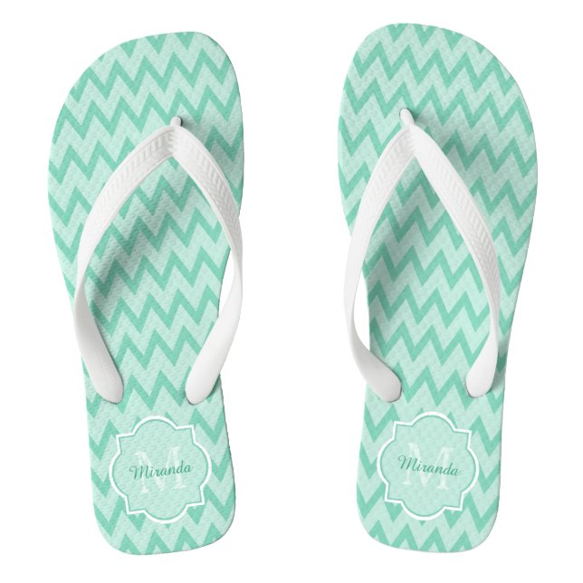 Chinelos Trendy Mint Green Chevron Zigzag Nome e Monograma (Pé da cama)